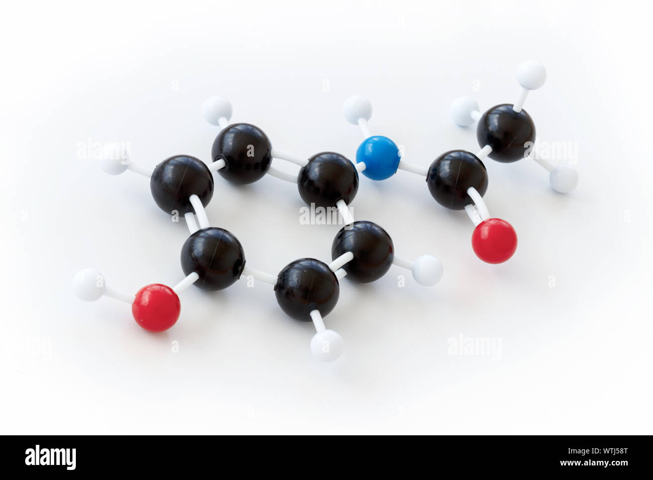 Sfera di plastica-e-stick modello di una molecola di paracetamolo mostrato con struttura kekule su uno sfondo bianco. Il paracetamolo, chiamato anche acetaminofene o ap Foto Stock