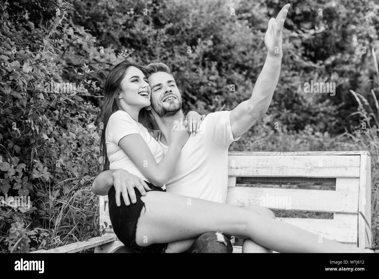 Il vero amore. matura nell'amore. La felicità. giovane relax outdoor sul banco di lavoro. Luogo segreto. Week-end in famiglia. Data romantico. l uomo con la donna nel parco. felice il giorno di San Valentino. campeggio estivo in foresta. Foto Stock