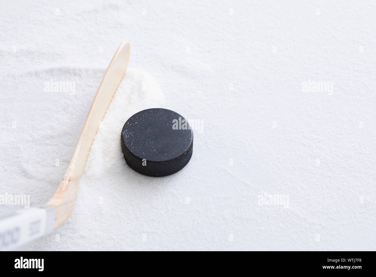 Hockey su ghiaccio puck e stick Foto Stock