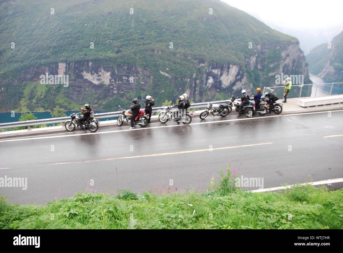 Gruppo di motociclisti guardando il paesaggio di montagna Foto Stock