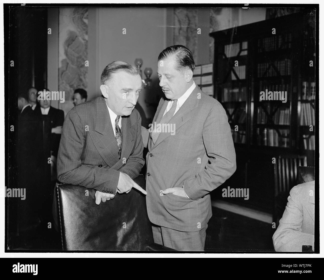 Monopolio huddle. Washington, 1 luglio. Il senatore Joseph C. O'Mahoney (sinistra) del Wyoming, nominato Presidente del Congresso Comitato di monopolio al loro primo incontro oggi, discute con Thurman Arnold, Assistant Attorney, gli aspetti legali del monopolio inchiesta che è progettato per setermine l'effetto di concentrato di ricchezza e di potere sul business. Arnold è un membro del comitato, 7/1/38 Foto Stock