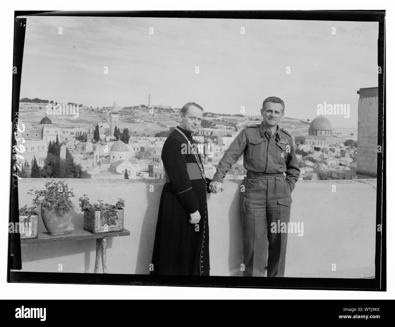 Monsigneur Vescovo Patruska & Tokarzewski generale (Polacco) & altri ufficiali sulla terrazza del Dom Polski, città vecchia Foto Stock
