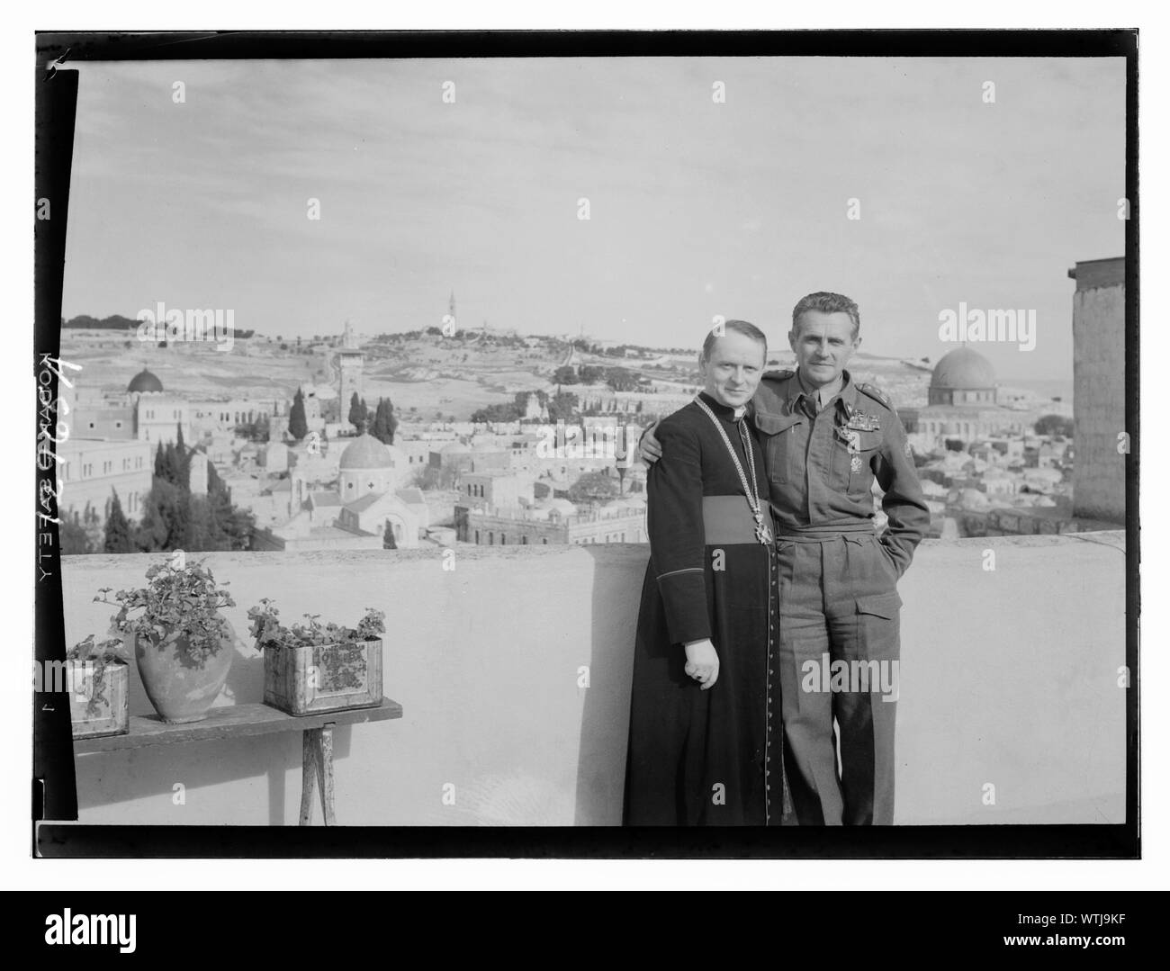 Monsigneur Vescovo Patruska & Tokarzewski generale (Polacco) & altri ufficiali sulla terrazza del Dom Polski, città vecchia Foto Stock