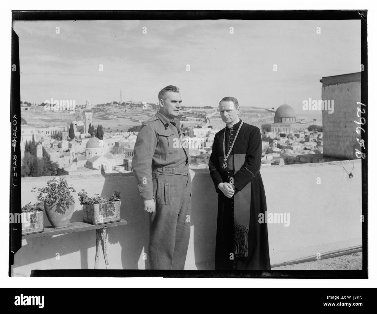 Monsigneur Vescovo Patruska & Tokarzewski generale (Polacco) & altri ufficiali sulla terrazza del Dom Polski, città vecchia Foto Stock