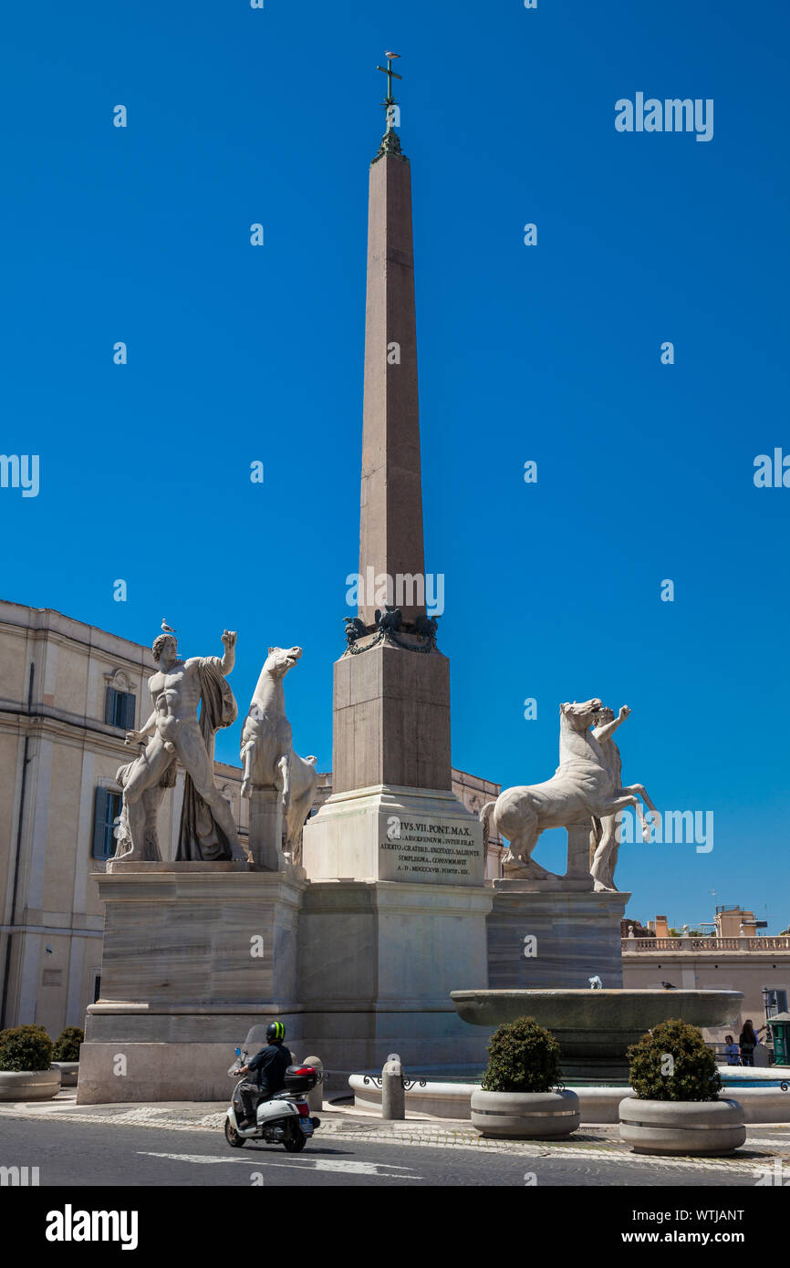 Roma, Italia - Aprile 2018: ROMA, ITALIA - Aprile 2018: Fontana dei Dioscuri situato in Piazza del Quirinale a Roma Foto Stock