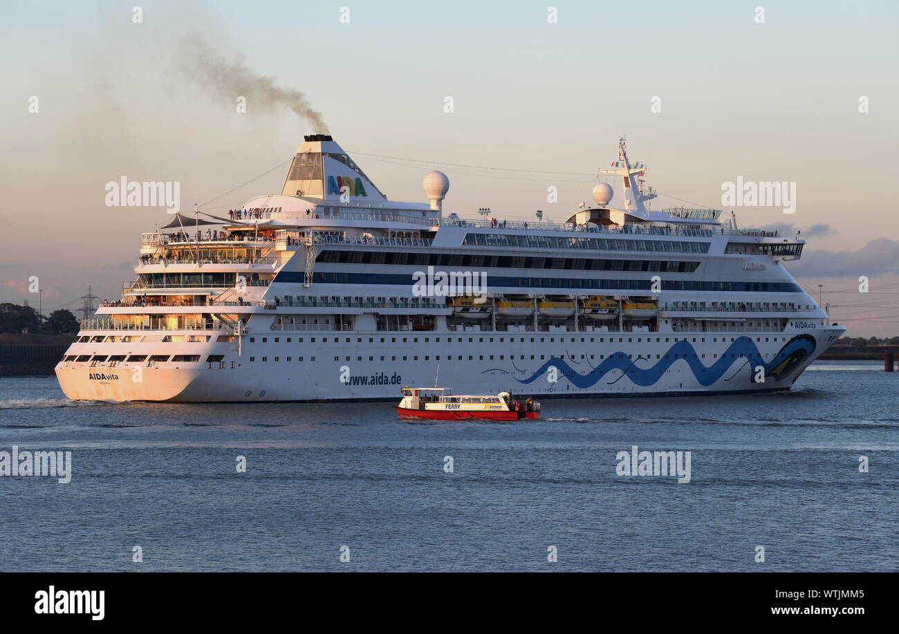 AIDAvita è una nave da crociera di classe Cub con un codice di abbigliamento  rilassato. Il caratteristico volto sorridente del rivestimento rende le navi  immediatamente riconoscibili Foto stock - Alamy