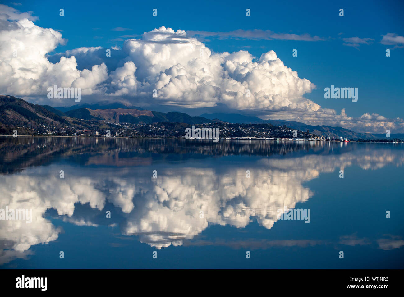 Nuvole sopra la città di Nelson, Nuova Zelanda Foto Stock
