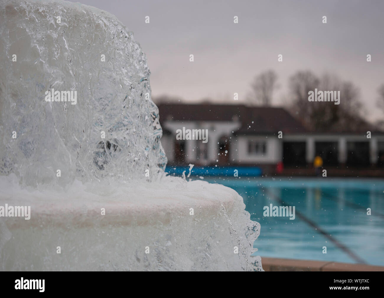 Fontana nel parco di Sandford Lido Foto Stock