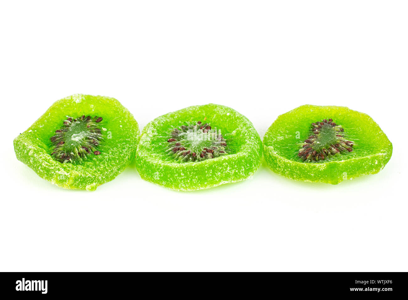 Gruppo di tre fette di dolci verdi canditi di kiwi isolati su sfondo bianco Foto Stock