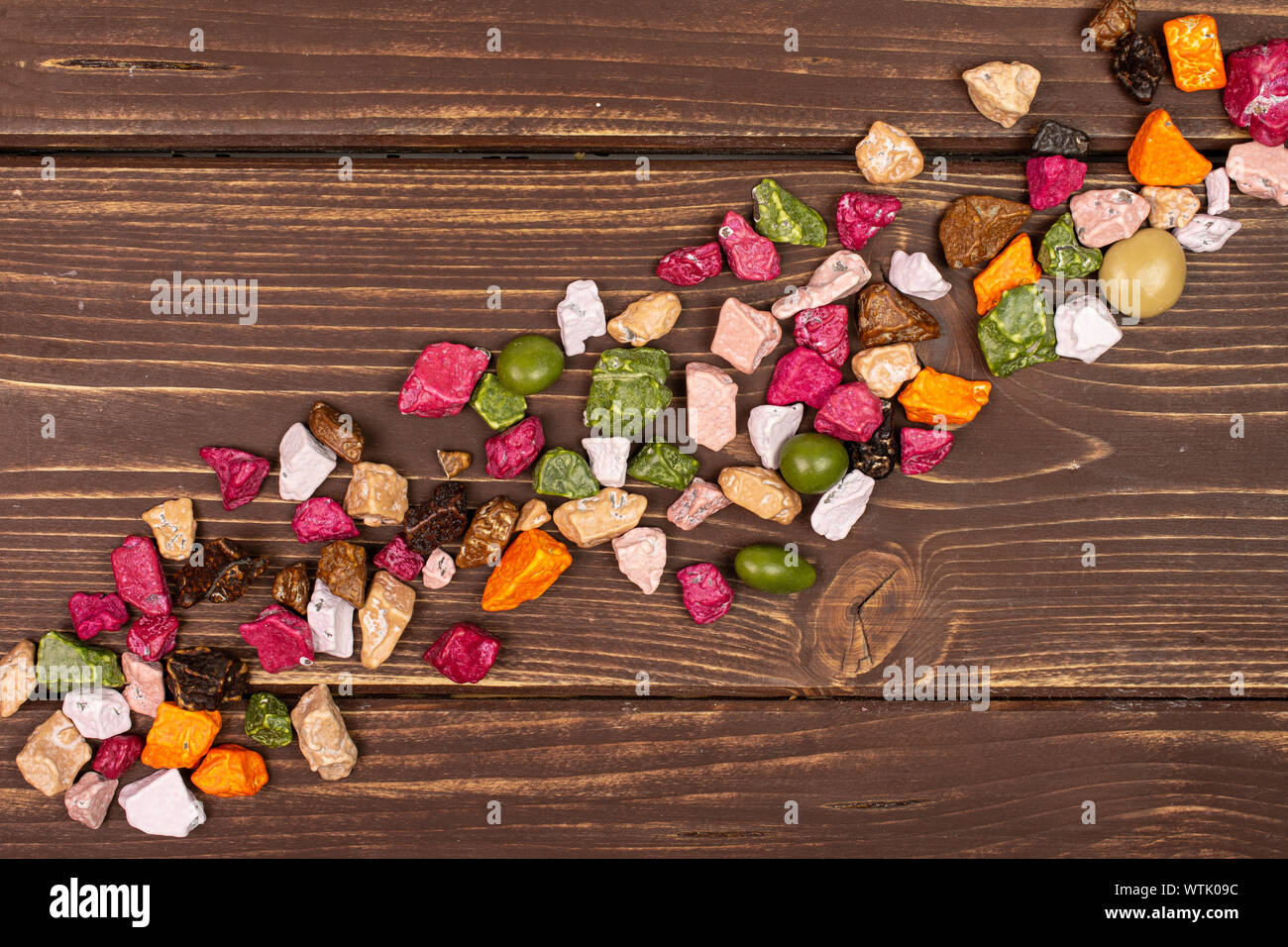 Sacco di tutto il dolce di cioccolato flatlay pietra su legno marrone Foto Stock