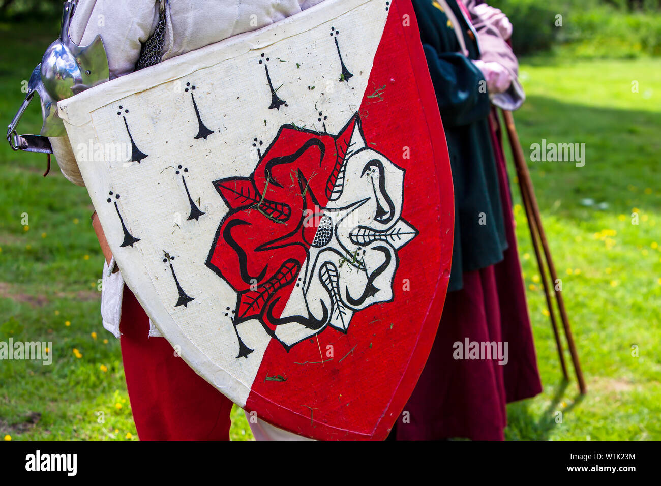 Rosso e bianco scudo roses a una festa medievale. Foto Stock