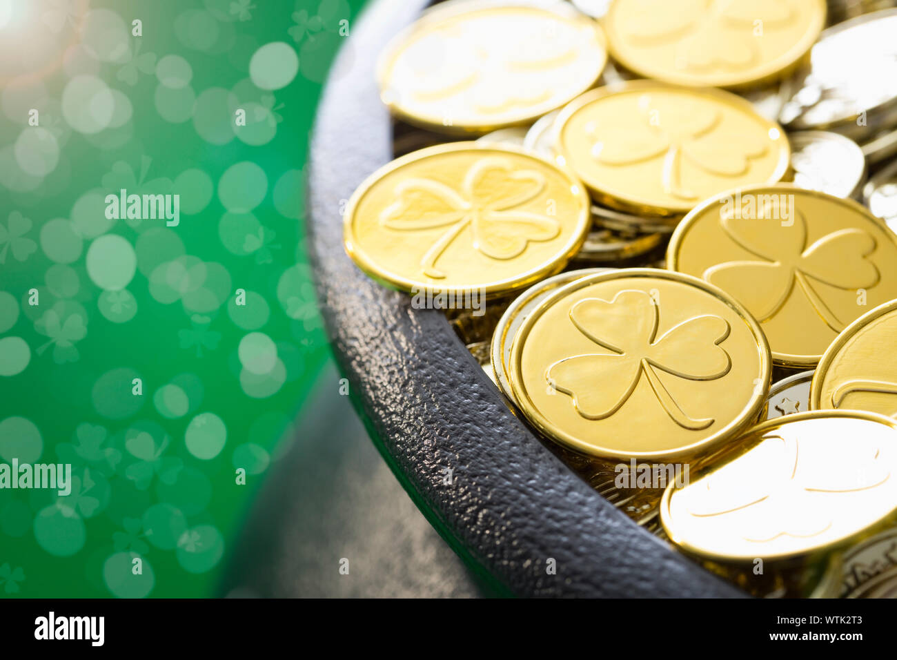 Pentola con le monete d'oro con shamrock pattern Foto Stock