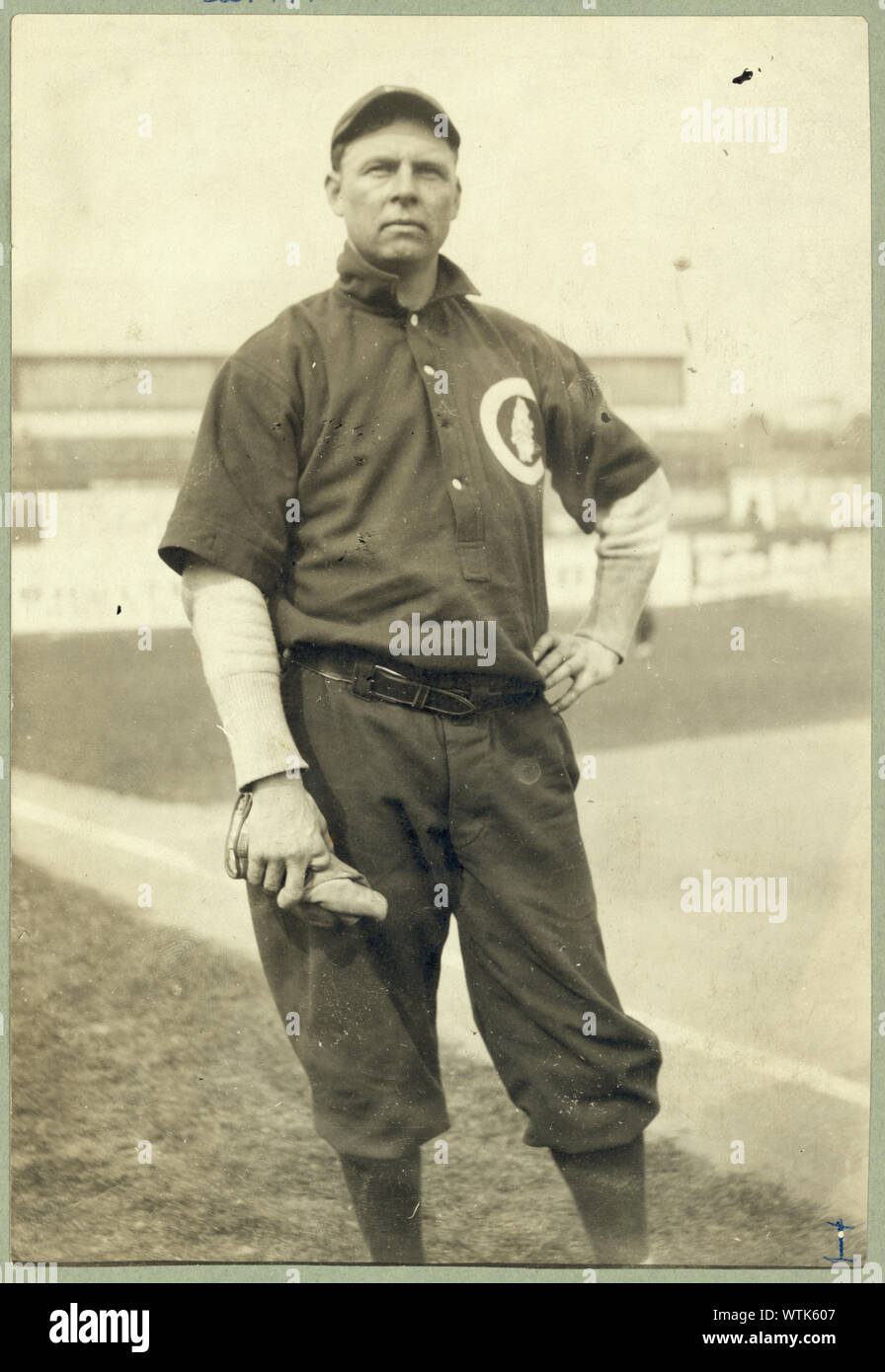 Mardocheo Peter Centennial Brown, (con tre dita in marrone), giocatore di baseball per Chicago Campionato Nazionale, pone in piedi sul campo di baseball Foto Stock