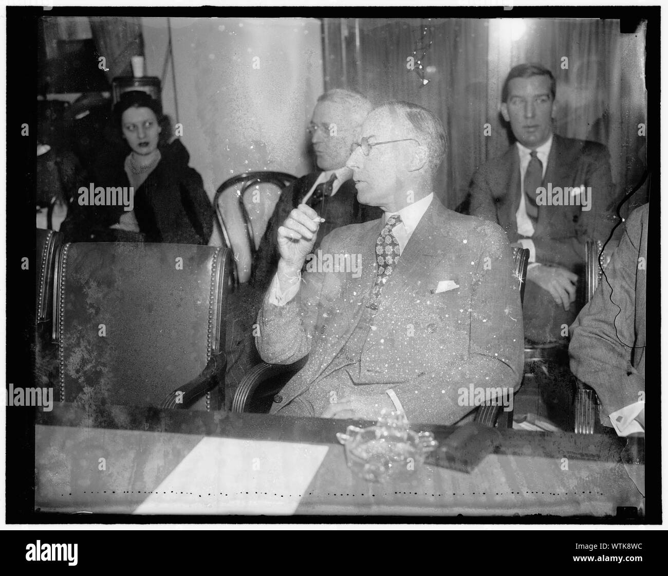 Morgan testimonia di partner. Washington D.C., dic. 18. Apparendo presso il Senato Railroad Richiesta di finanziamento oggi, Arthur M. Anderson, Partner di J.P. Morgan & Co., ha riferito al Comitato che la sua impresa e altri New York banche perso denaro attraverso il finanziamento del terminale deal tra Missouri Pacific Railroad e terminali condividono Inc. Anderson ha ammesso che Morgan ha gestito un $61,000,000 Missouri Pacific prestito obbligazionario in 1931 Foto Stock