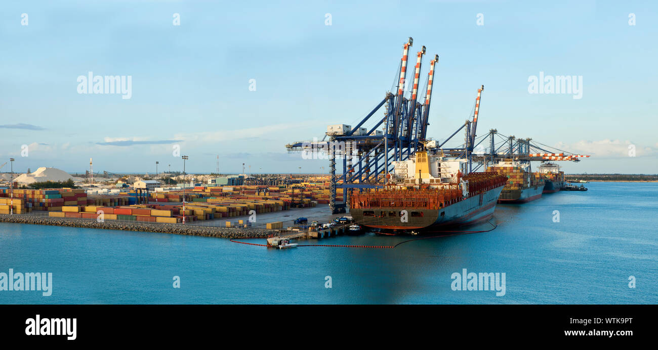 Ampio panorama delle banchine di carico a Freeport, BAHAMAS Foto Stock