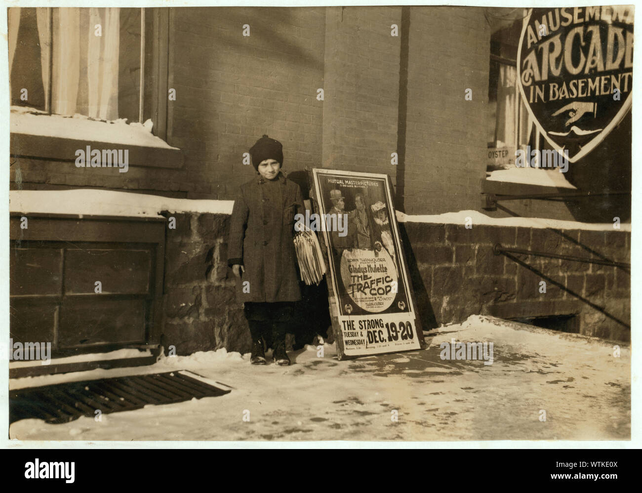 Morris Levine, 212 Park Street. 11 anni e vende carte ogni giorno--vendita di cinque anni. Fa 50 centesimi domenica e 30 centesimi in altri giorni. Fotografie dal record della Nazionale di Lavoro Minorile Comitato (USA) Foto Stock