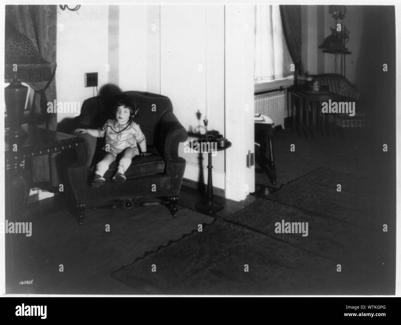 Morty [Marty?] Gross utilizzando Western Electric auricolare per ascoltare su Man in the Moon storie, Ritz appartamenti, Newark, N.J. Foto Stock