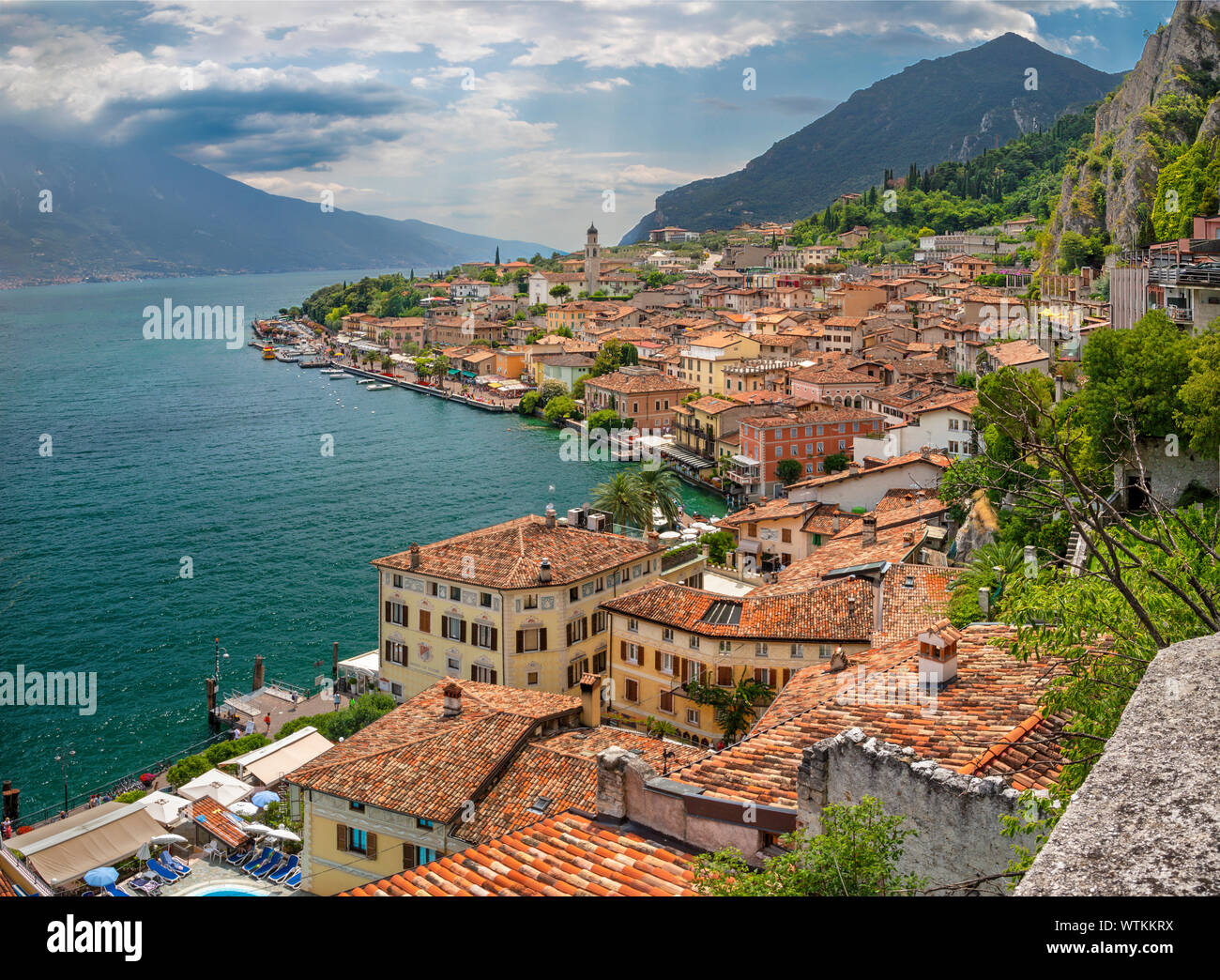 Limone sul Garda - la cittadina sotto le rocce delle alpi sul Lago di Garda Lago. Foto Stock