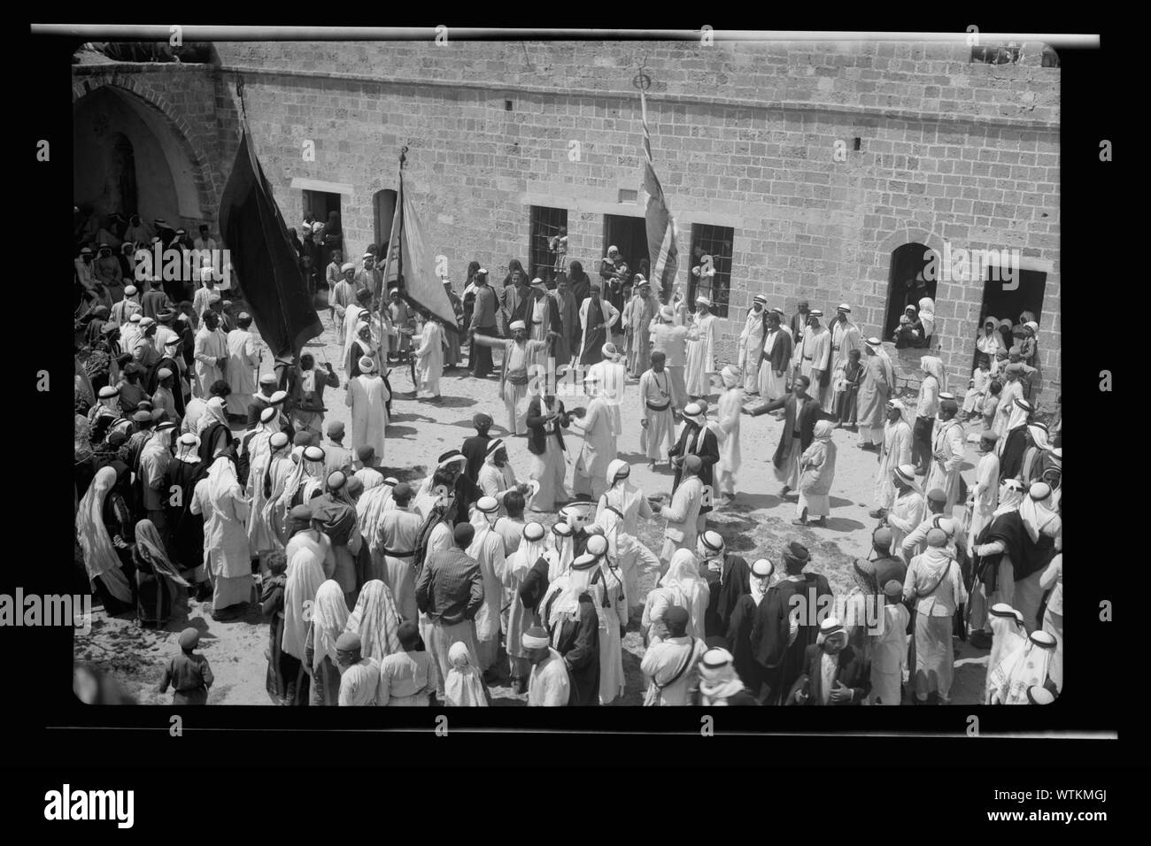 Musulmani [cioè, musulmana] celebrazioni a Mejdal (Wady Nemill e Sey'd Hussein santuario di Ascalon) e a Gaza (el Muntar) Aprile 20th, XXI e XXII 1943. La processione nel cortile aperto del santuario di Seyid Hussein Foto Stock