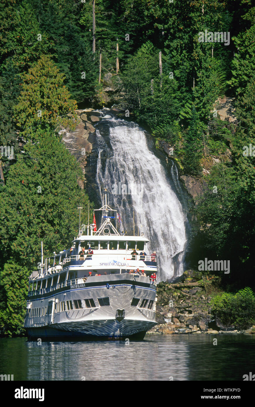 Una piccola nave da crociera offre ai passeggeri un'occhiata da vicino a Chatterbox cade in Princess Louisa aspirazione, all'interno del passaggio in western British Columbia, Canada. Foto Stock