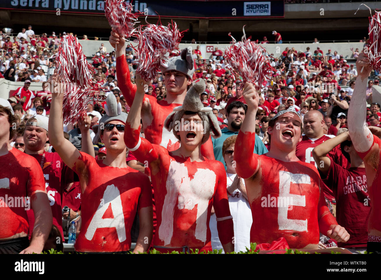 La maggior parte dei fan di usura e di cremisi bianco con il nome della squadra di calcio sul loro indumenti presso la University of Alabama, Tuscaloosa, Alabama Foto Stock