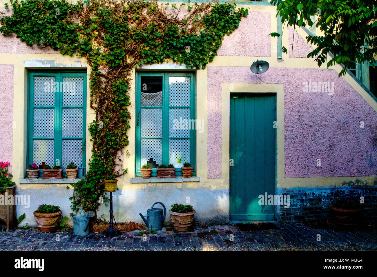 Un dolce piccolo cottage nella città di Giverny, Francia Foto Stock