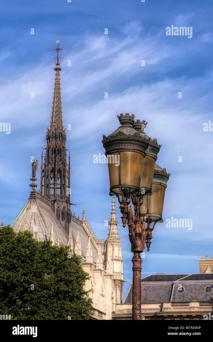 La bella lampada posti di Parigi, Francia con una bella chiesa in background Foto Stock