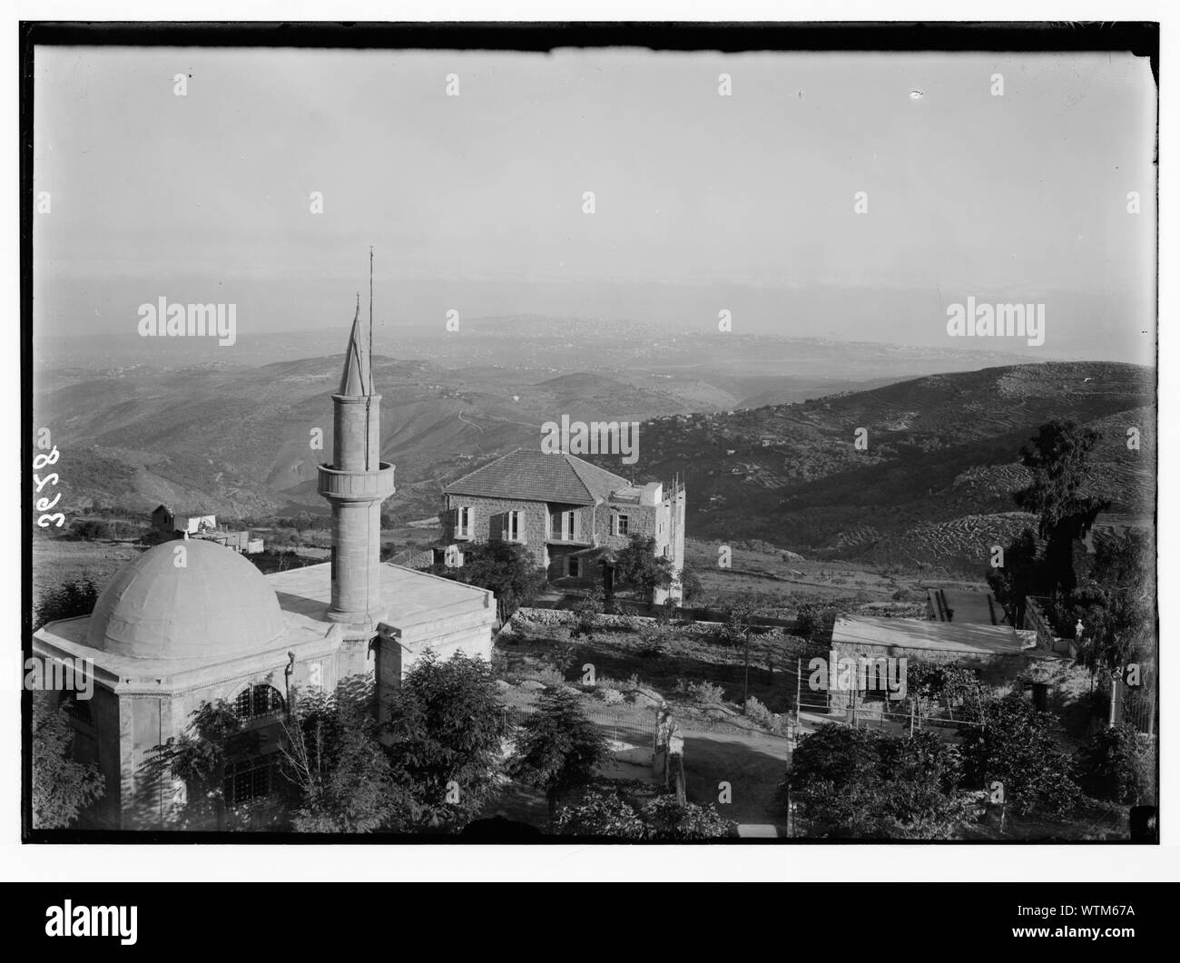 Montare il Libano. Beirut. Aleih, Ras-el-Metn distretto. Aleih. La moschea. Mostra su strada motore in lontananza, filettare il suo modo di Beirut Foto Stock