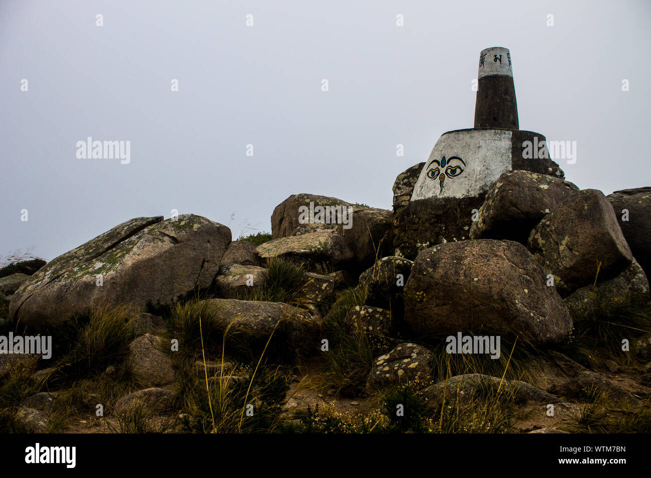 Faccia antropomorfo su roccia contro il cielo chiaro a Sintra-cascais Parco naturale Foto Stock