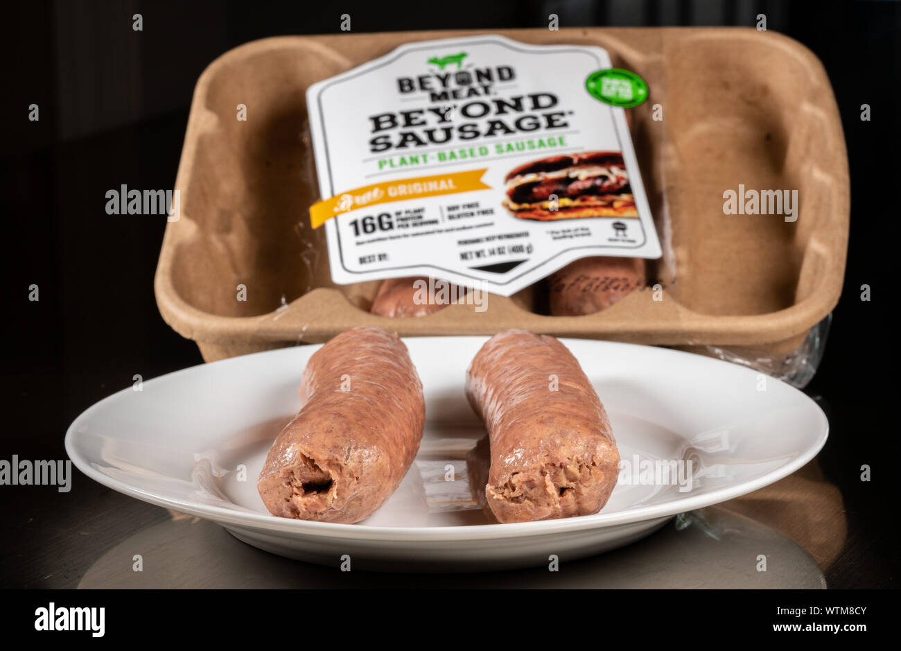 Al di là di impianto di trasformazione della carne in base salsicce in pacchetto di quattro collegamenti Foto Stock