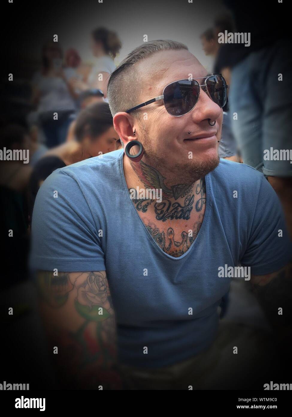 Close-up di hipster con tatuaggi indossando occhiali da sole Foto stock -  Alamy