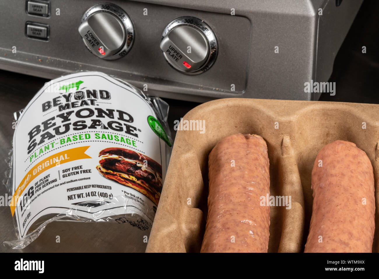 Al di là di carne salsiccia azienda conosciuta come al di là di salsiccia è un ortaggio salsiccia di base attualmente in vendita negli Stati Uniti e a McDonalds Foto Stock