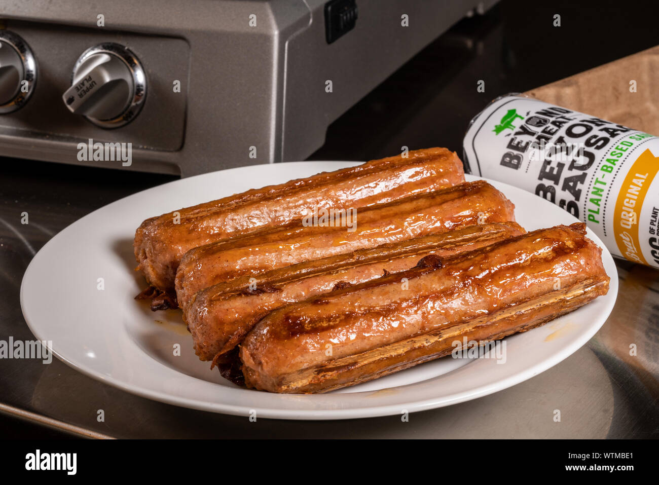 Al di là di carne salsiccia azienda conosciuta come al di là di salsiccia è un ortaggio salsiccia di base attualmente in vendita negli Stati Uniti e a McDonalds Foto Stock