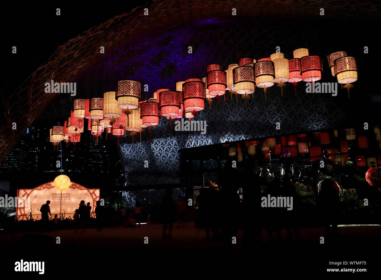 Lanterne nel foyer del soffitto Fantasi floreale in giardini dalla baia per il 2019 Mid-Autumn Festival celebrazione Foto Stock