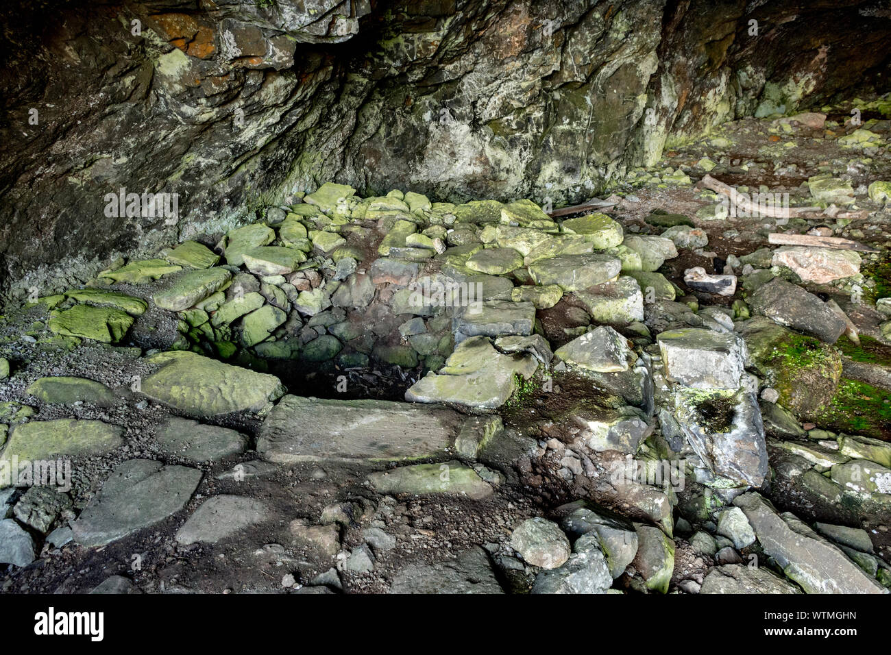 I resti della distilleria di illeciti ancora nella Grotta di whisky, sulla penisola di Treshnish coast a piedi, Isle of Mull, Scotland, Regno Unito Foto Stock