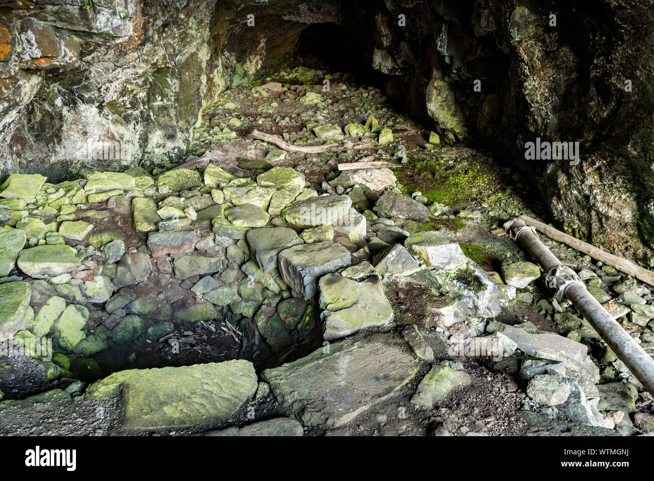 I resti della distilleria di illeciti ancora nella Grotta di whisky, sulla penisola di Treshnish coast a piedi, Isle of Mull, Scotland, Regno Unito Foto Stock