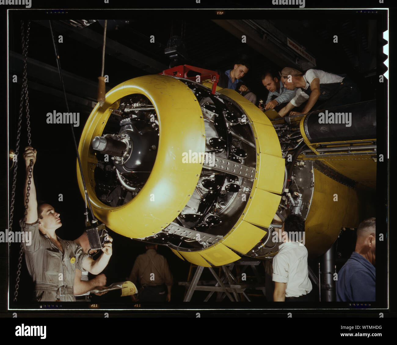 Supporto motore [su] Fairfax B-25 bombardiere, presso la North American Aviation, Inc., impianti in [Inglewood], California Foto Stock