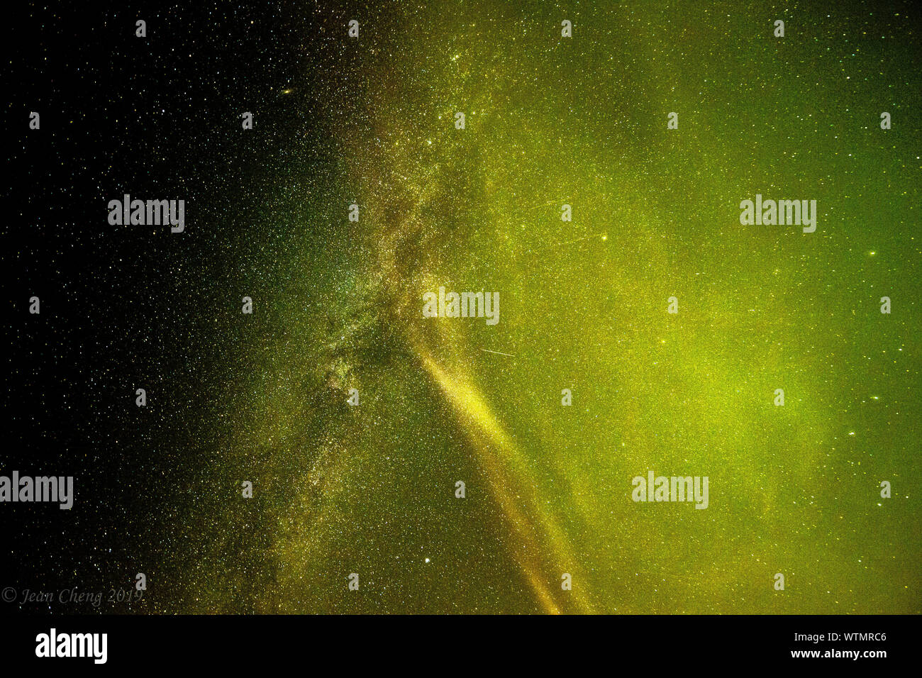 STEVE (forti emissioni termiche Velocity Enhancement) appare attraverso il cielo attraversando la Via Lattea. Foto Stock