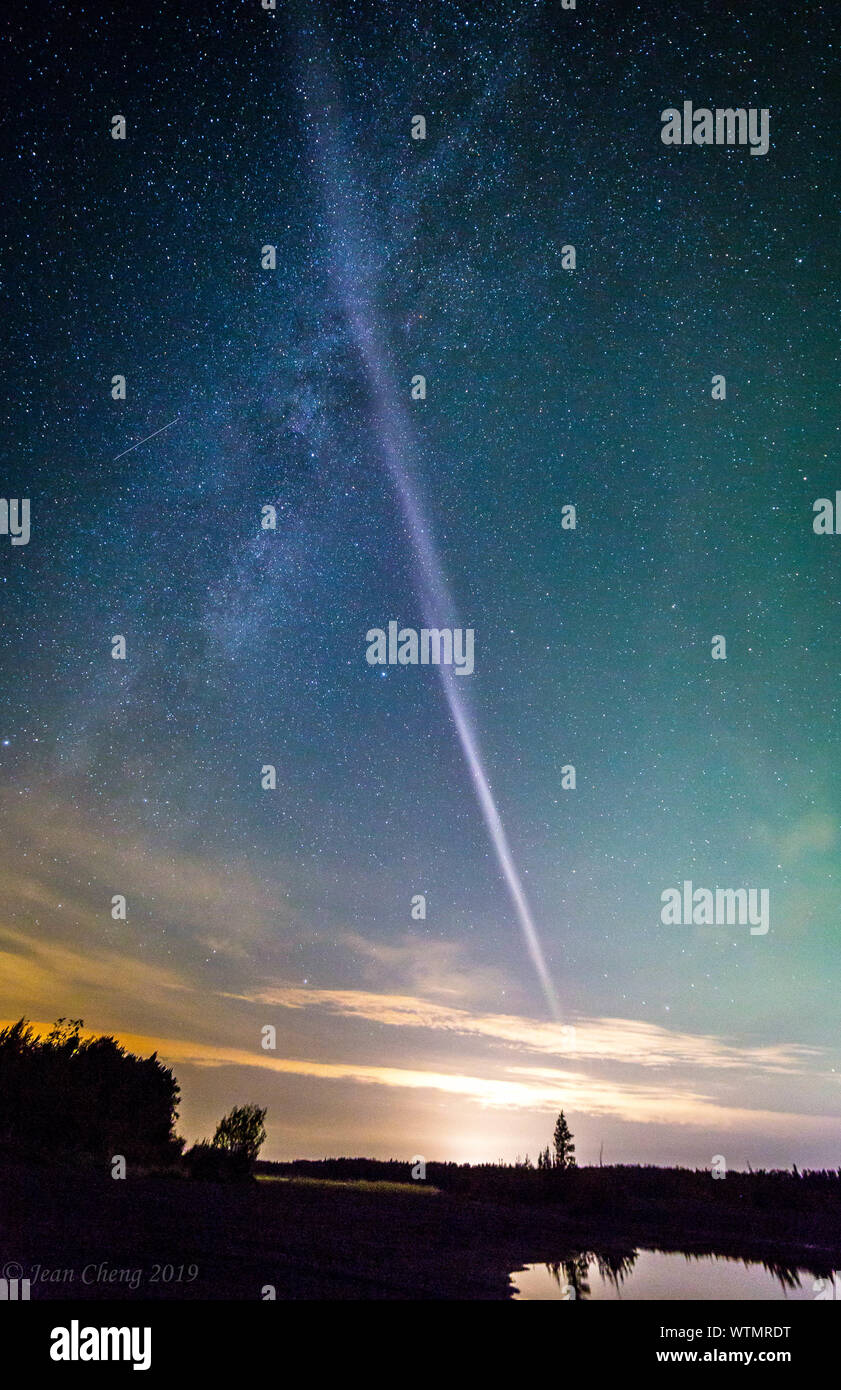 STEVE (forti emissioni termiche Velocity Enhancement) appare attraverso il cielo attraversando la Via Lattea. Foto Stock