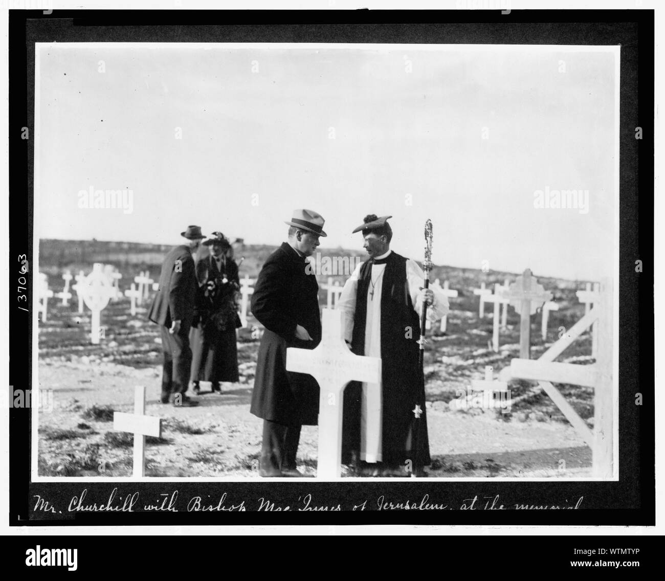Il sig. Churchill con il Vescovo MacInnes di Gerusalemme al memoriale di servizio nel cimitero militare su Mt. Scopus, 26 marzo Foto Stock