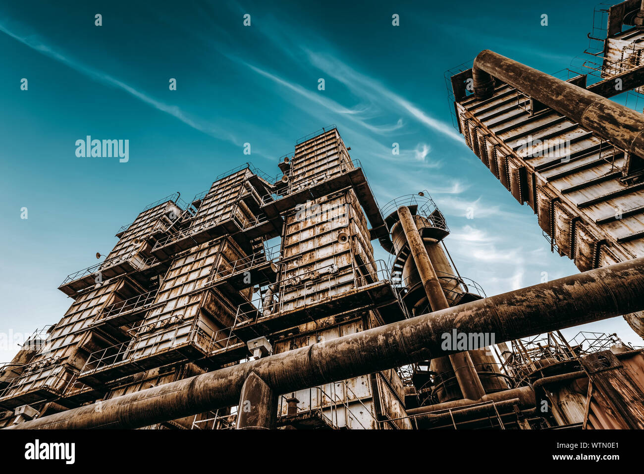 Massiccia costruzione in metallo una fabbrica abbandonata Foto Stock
