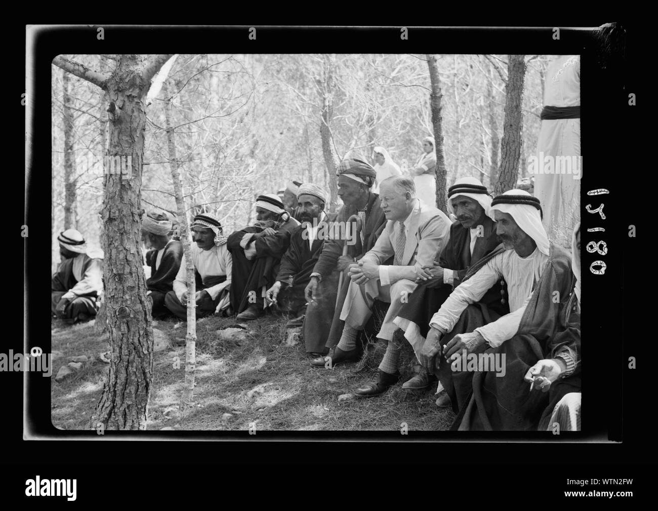 Il sig. Keith Roach è la cena Al Mukhtar di Emmaus. Il sig. Keith Roach con un piccolo gruppo di fellaheen Foto Stock