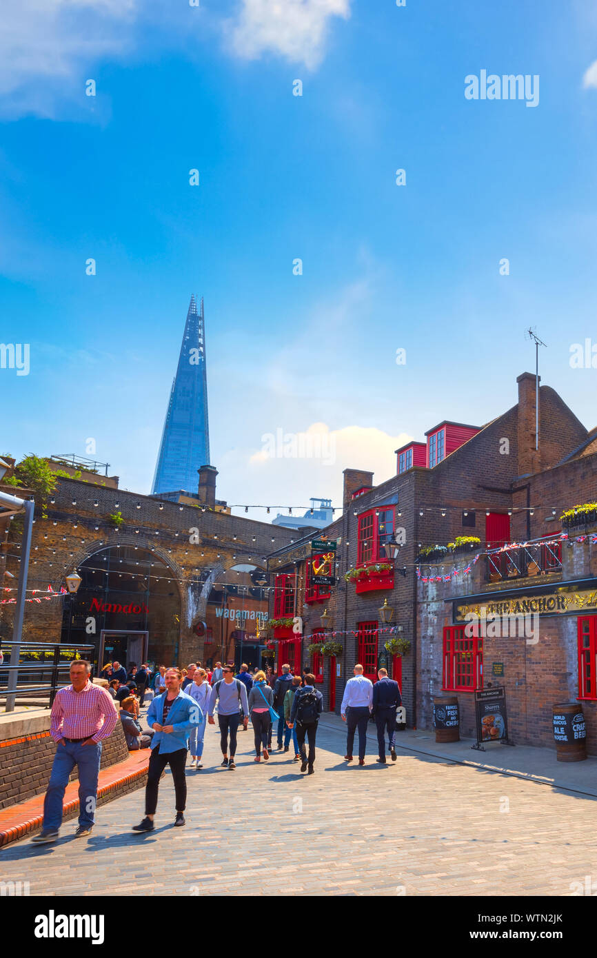 London, Regno Unito - 23 Maggio 2018: architettura e paesaggio in wakamama clink street con le persone, i negozi e i ristoranti a Southwark Foto Stock