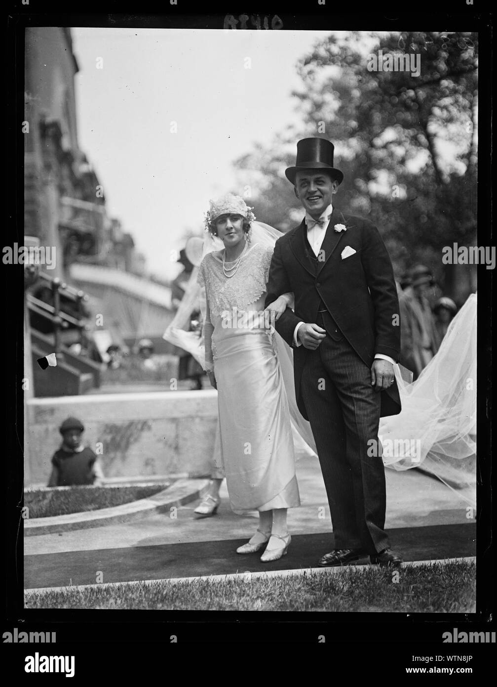 Il sig. e la Sig.ra [...] Carter dopo essere sposata a St. Matthews chiesa in Washington, 17 maggio. La sig.ra Carter è daught. della Signora e il sig. Warwick Emile Montgomery e una nipote del tardo Chief Justice White Foto Stock