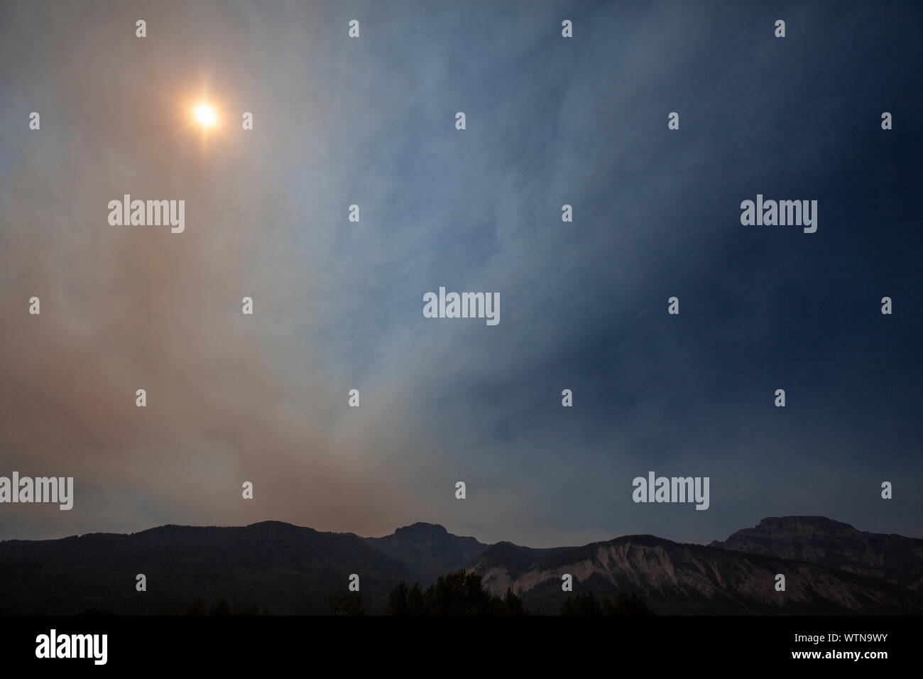 Fumo di un fuoco di foresta blocca il sole nel sudovest del Colorado. Foto Stock