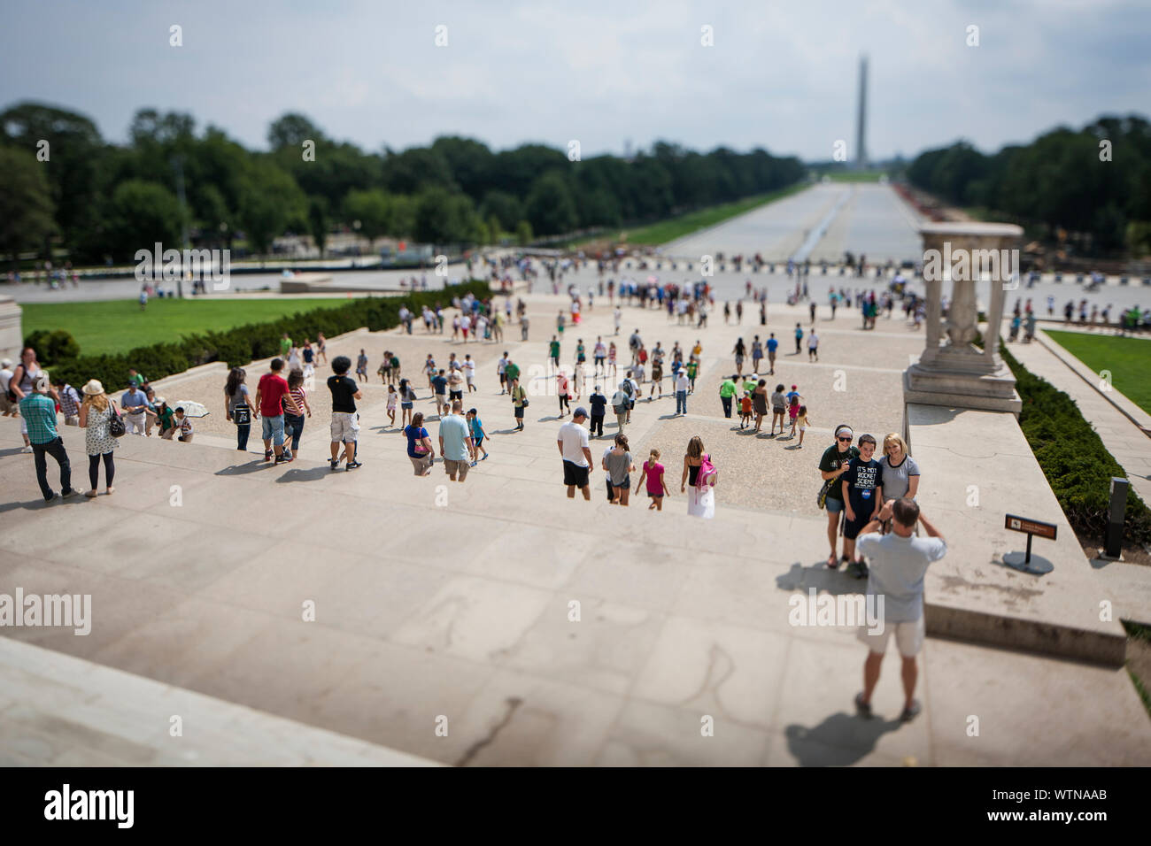 Un colpo di inclinazione vista di turisti al di fuori del Lincoln Memorial. Foto Stock