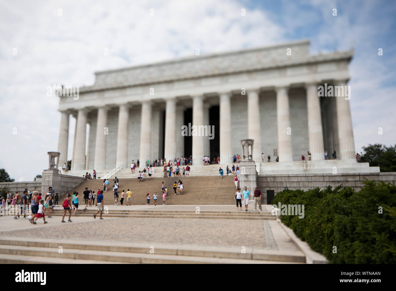 Un tilt shift vista dei turisti presso il Lincoln Memorial a Washington. Foto Stock