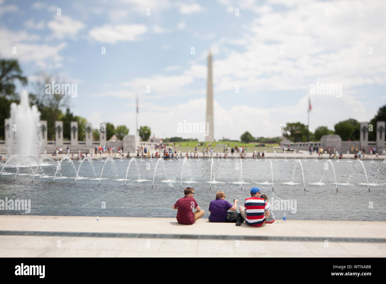 I turisti al Memoriale della Seconda Guerra Mondiale a Washington. Foto Stock