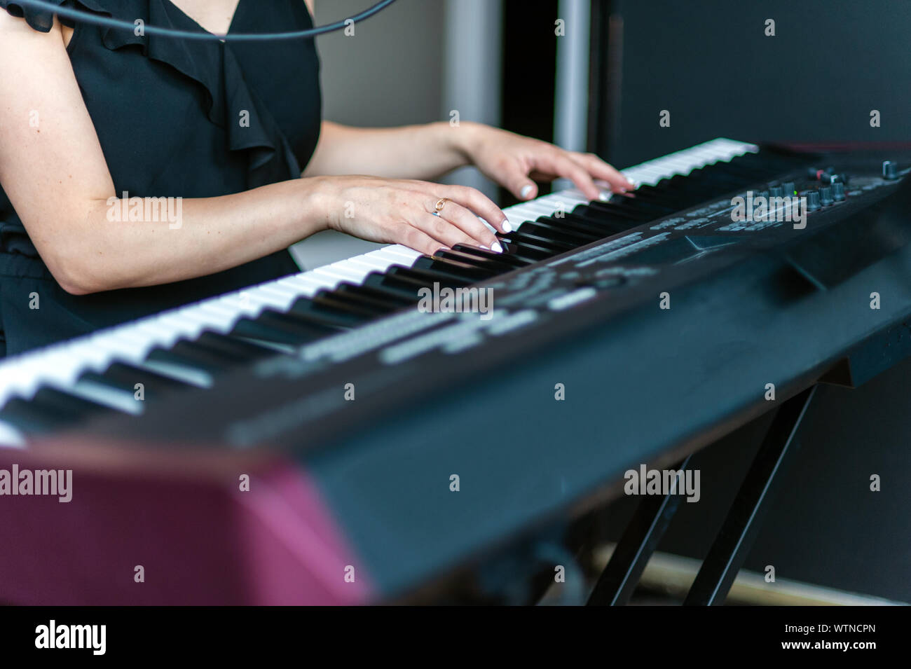 In bianco e nero i tasti del pianoforte elettronico e le abili mani del pianista può fare musica magica insieme. Foto Stock