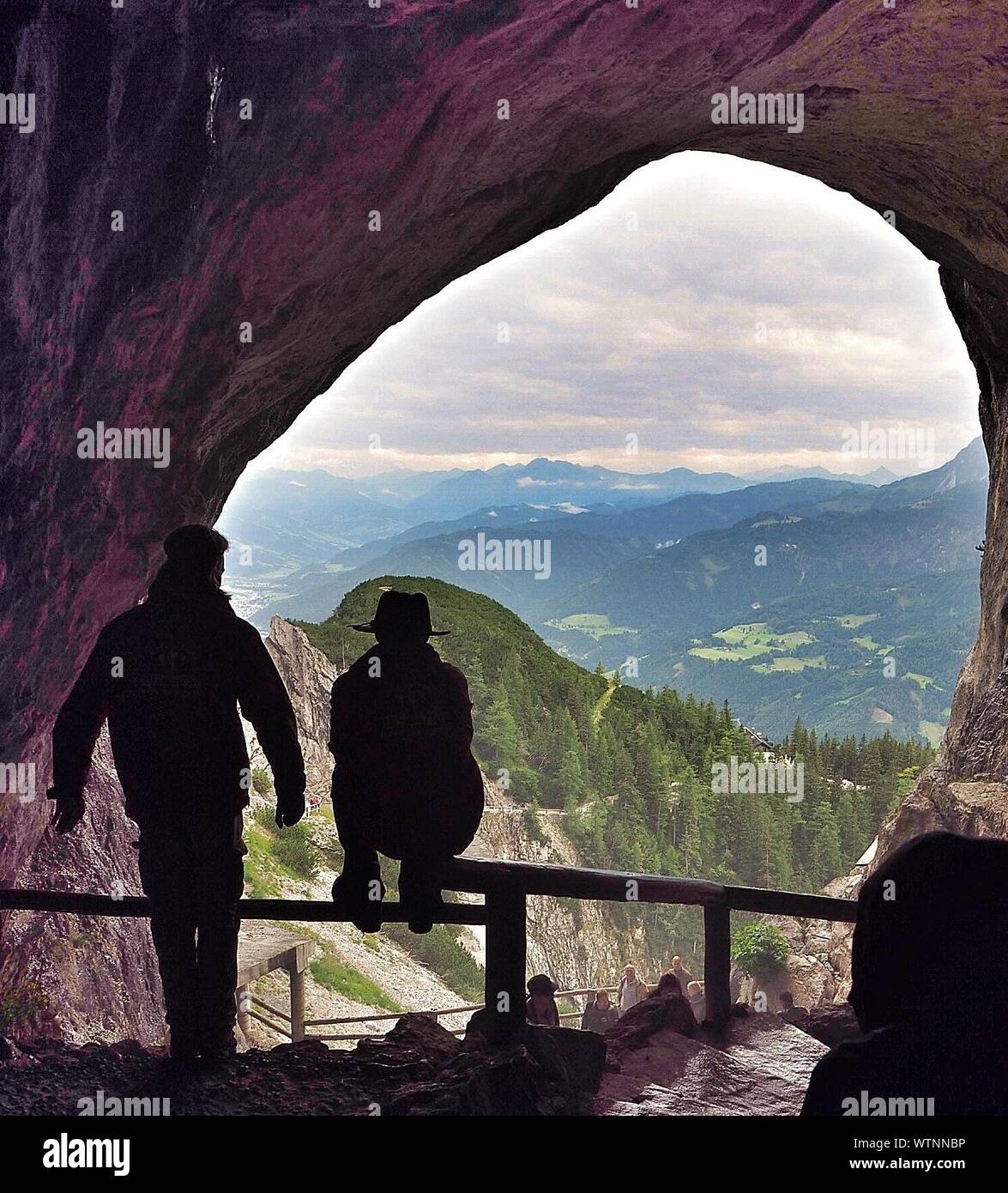 Silhouette di uomini guardando il paesaggio di montagna Foto Stock